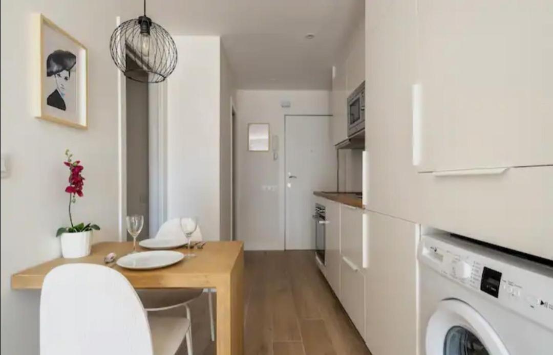 Apartment Close To The Beach Sant Adrià de Besòs Exteriör bild